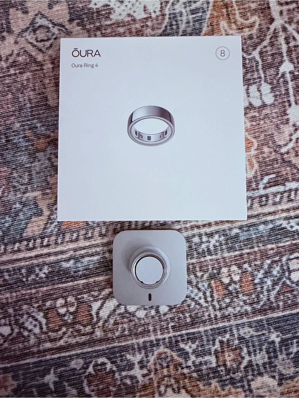 Oura Ring 4 size 8 - Silver with Charging Dock